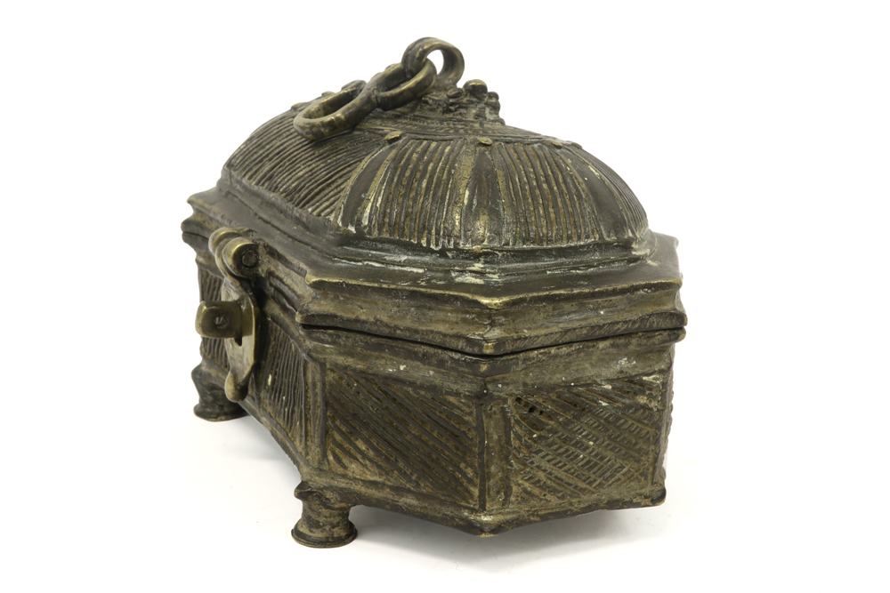 small African Benin bronze box||Afrikaans gedekseld kistje in brons uit Benin - 11,5 x 18,5 x 14 cm - Image 2 of 3