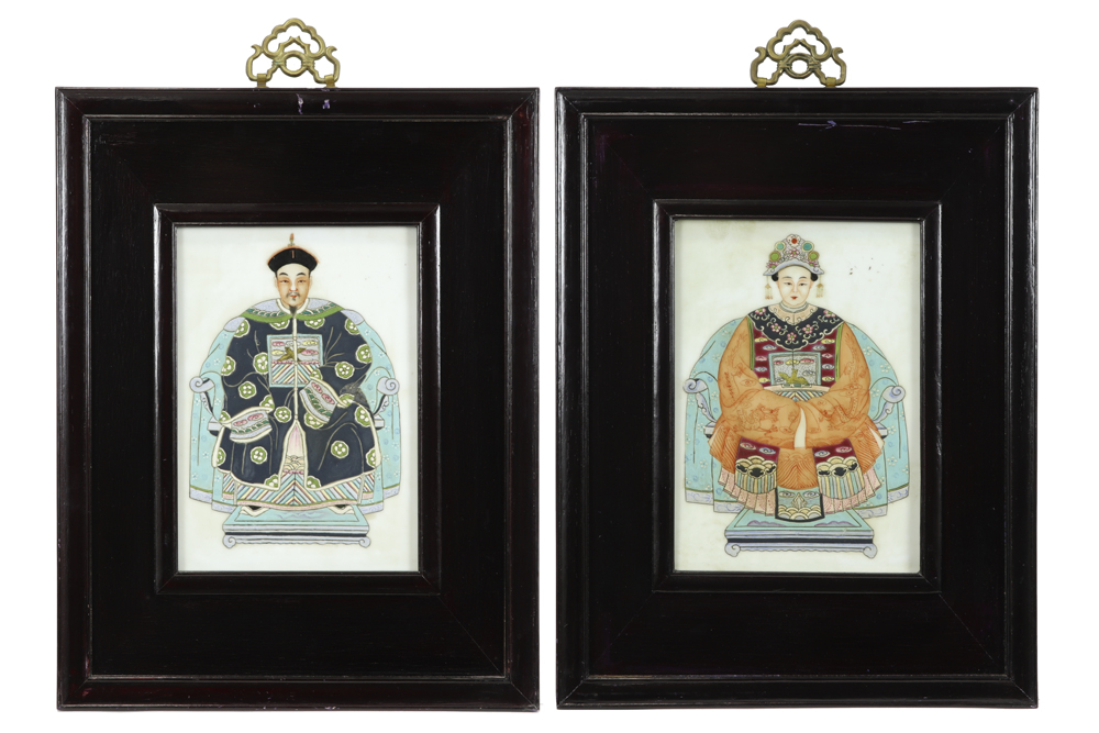 pendant of two Chinese family portraits painted on porcelain - framed||Pendant Chinese schilderingen