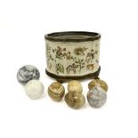 jardinier in porcelain and bronze and 7 marble balls||Jardienière in porselein en brons (18 cm hoog)