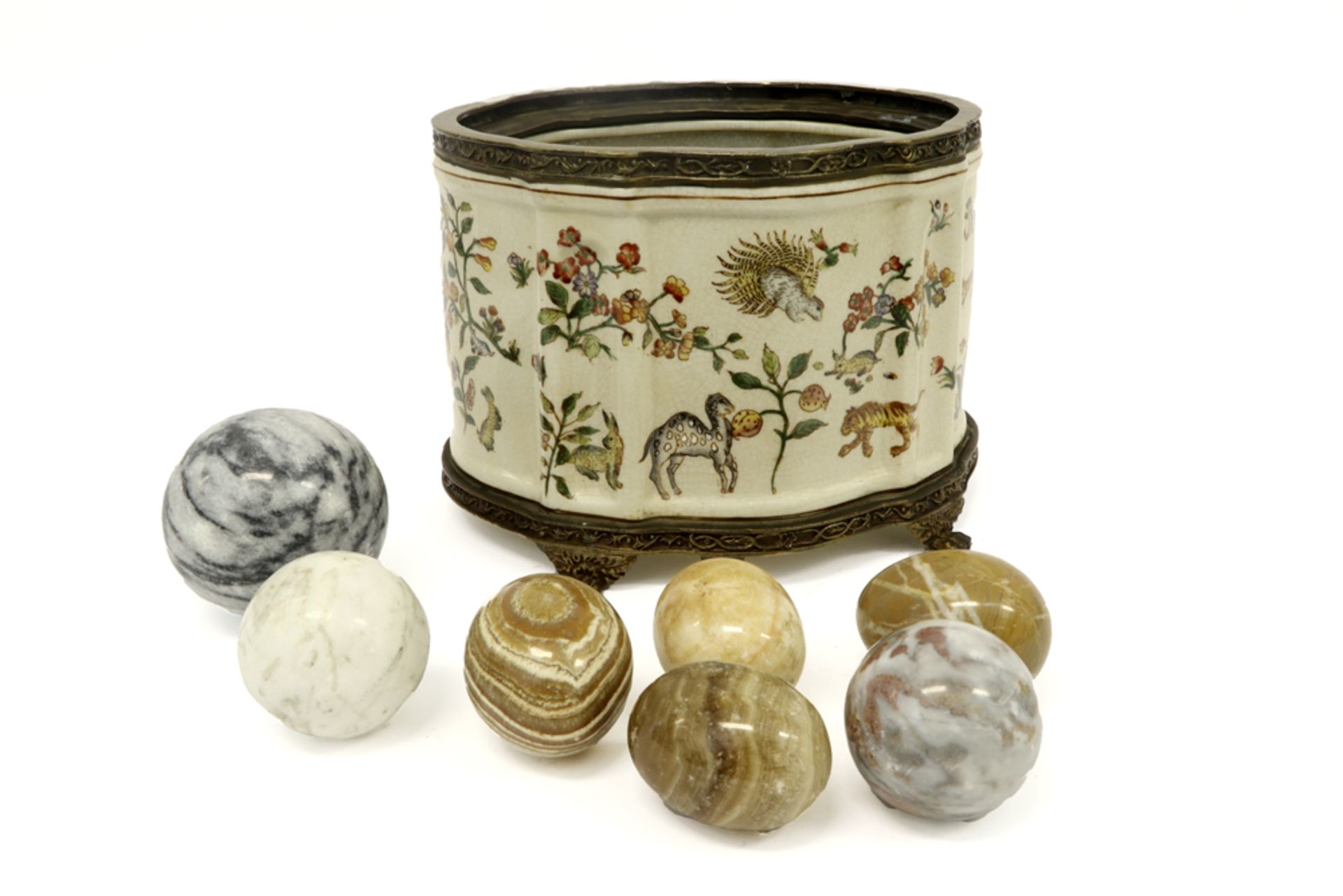 jardinier in porcelain and bronze and 7 marble balls||Jardienière in porselein en brons (18 cm hoog)