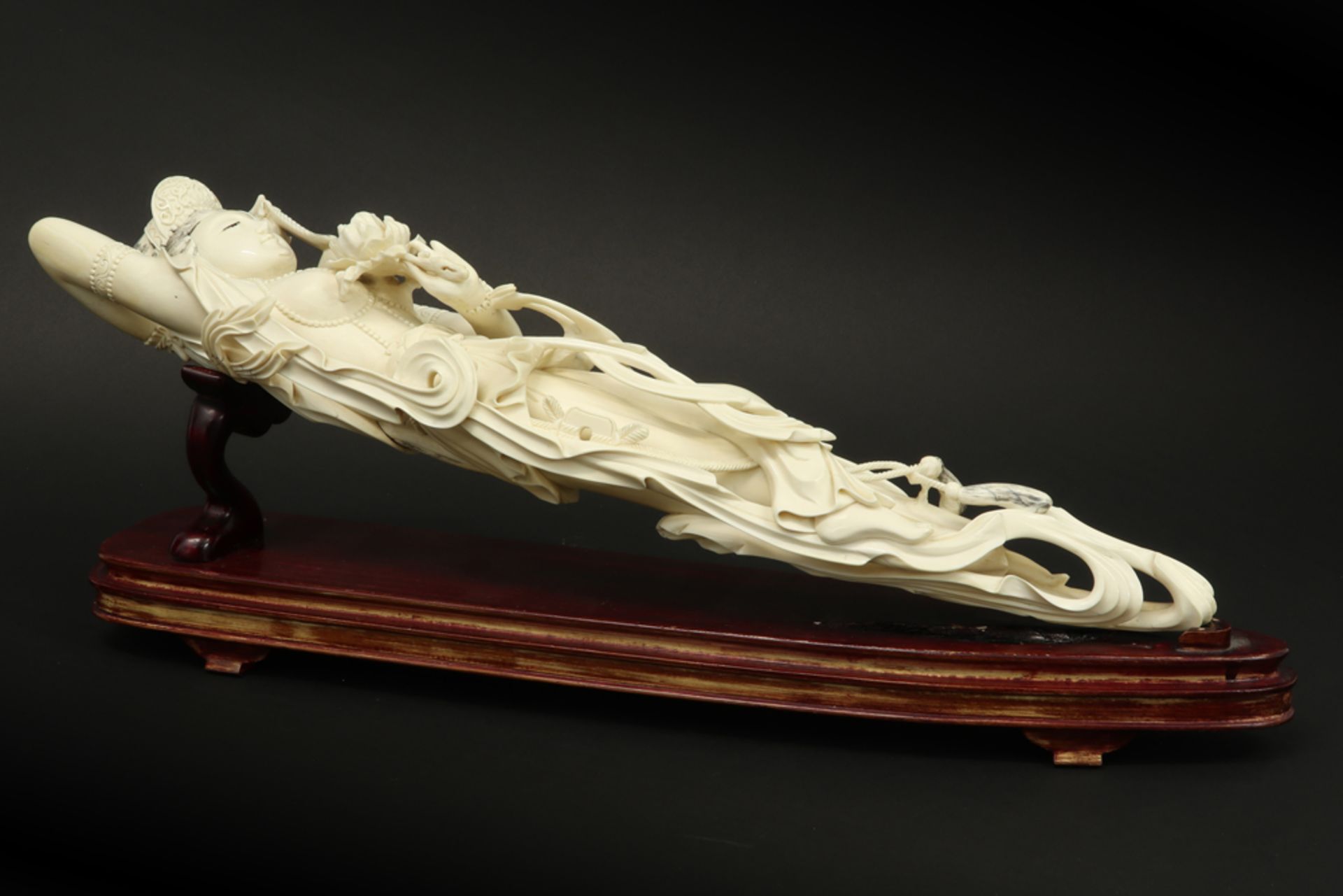 1920/30's Chinese "Reclining Quan Yin" sculpture in ivory on a wooden stand||Oude Chinese - Image 3 of 6