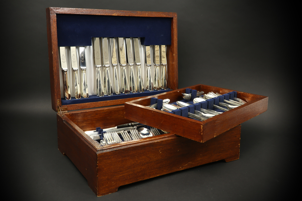 127-pieces of Sheffield cutlery||Kist met 127-delig bestek uit Sheffield