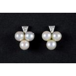 pair of earrings in white gold (18 carat) with white pearls and diamonds||Paar trosvormige oorbellen