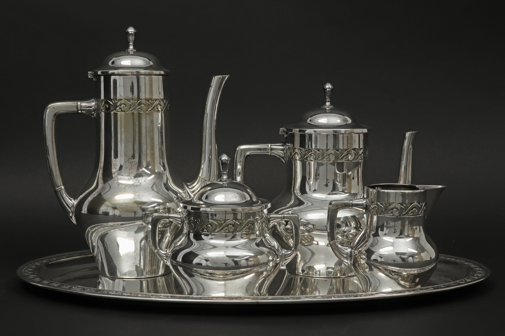 silverplated coffee and teaset on tray||Koffie- en theestel op plateau in verzilverd metaal