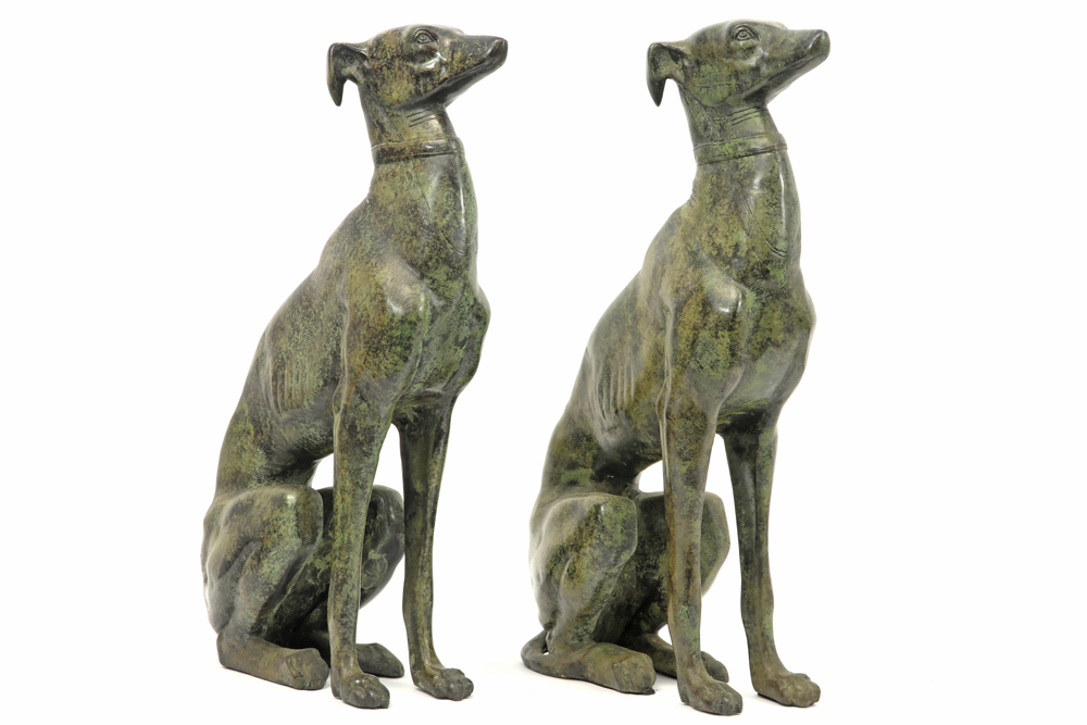 pair of decorative "Sitting dogs" sculptures in bronze with a greenish patina||Paar decoratieve