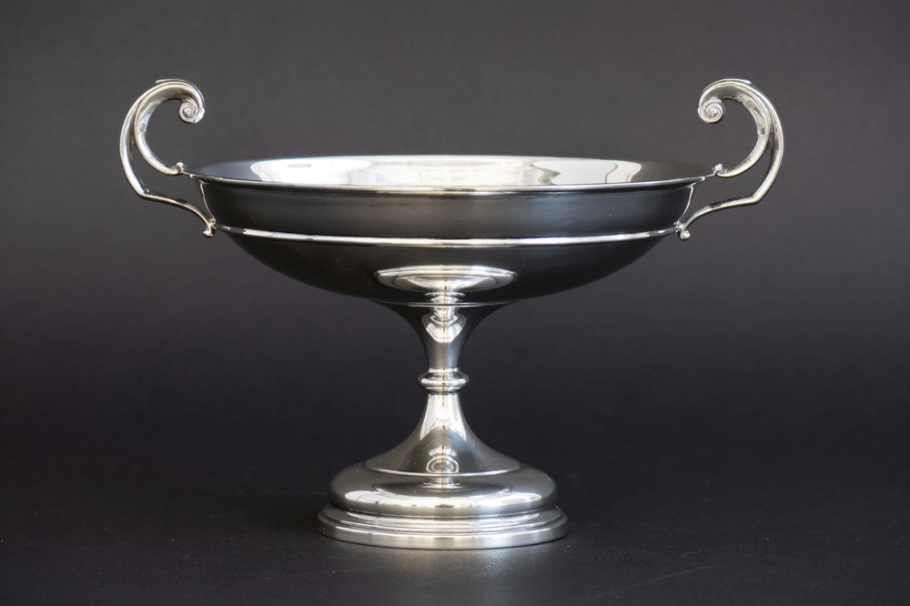 small tazza in marked and signed silver||WALKER & HALL kleine tazza met greepjes in massief