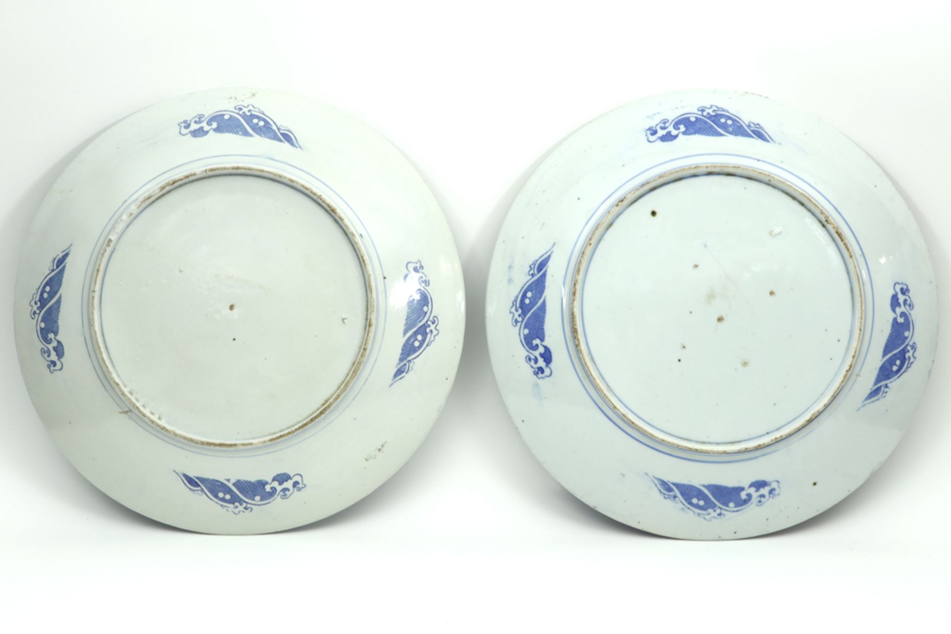 pair of round Meiji period dishes in porcelain with a blue-white decor||Paar ronde Japanse Meiji- - Image 2 of 2