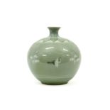 small Corean vase in marked (celadon) porcelain with crackle glaze and birds' decor||Koreaans vaasje