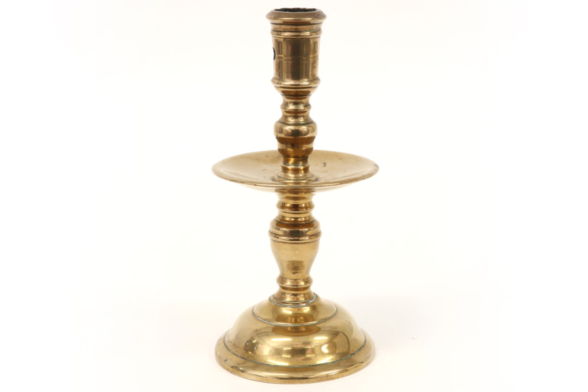 17th Cent. candlestick in bronze||Zeventiende eeuwse kandelaar met schijfvormige druipschaal in