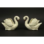 pair of vintage ceramic swann figures||Paar vintage bibelots in faïence in de vorm van zwanen -