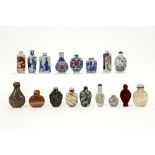 17 Chinese opium bottles in porcelain, stone, mother of pearl or lacquerware||Lot van 17 Chinese