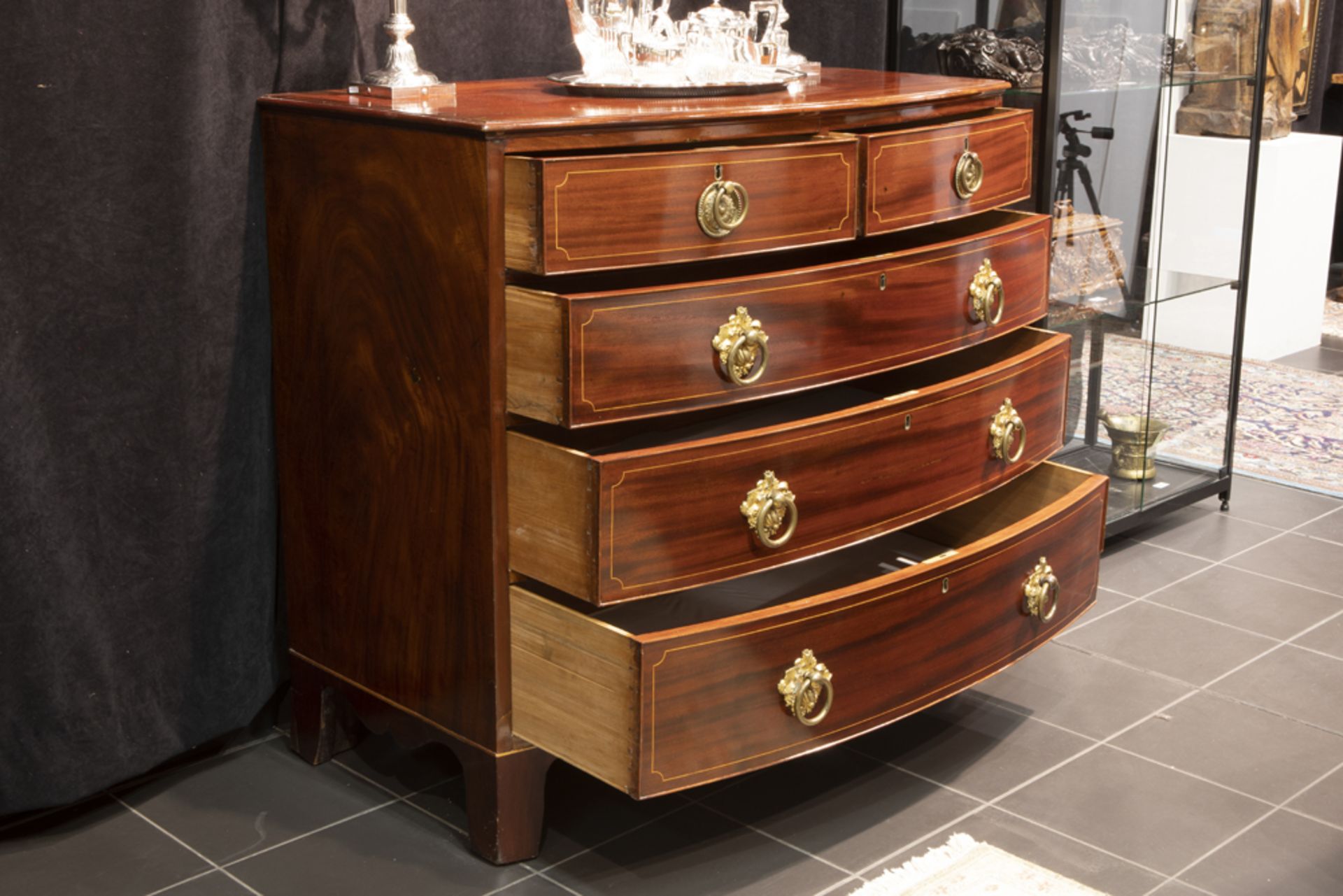 antique English chest of drawers in mahogany with inlaid bands||Mooie antieke Engelse commode met - Image 2 of 2