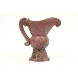 Chinese archaic style pitcher in rodonite||Chinese kruik met archaïsche vorm en ornamentiek in