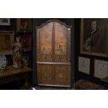 18th/19th Cent. four door corner cabinet with paintings with Marines||Achttiende/negentiende eeuws