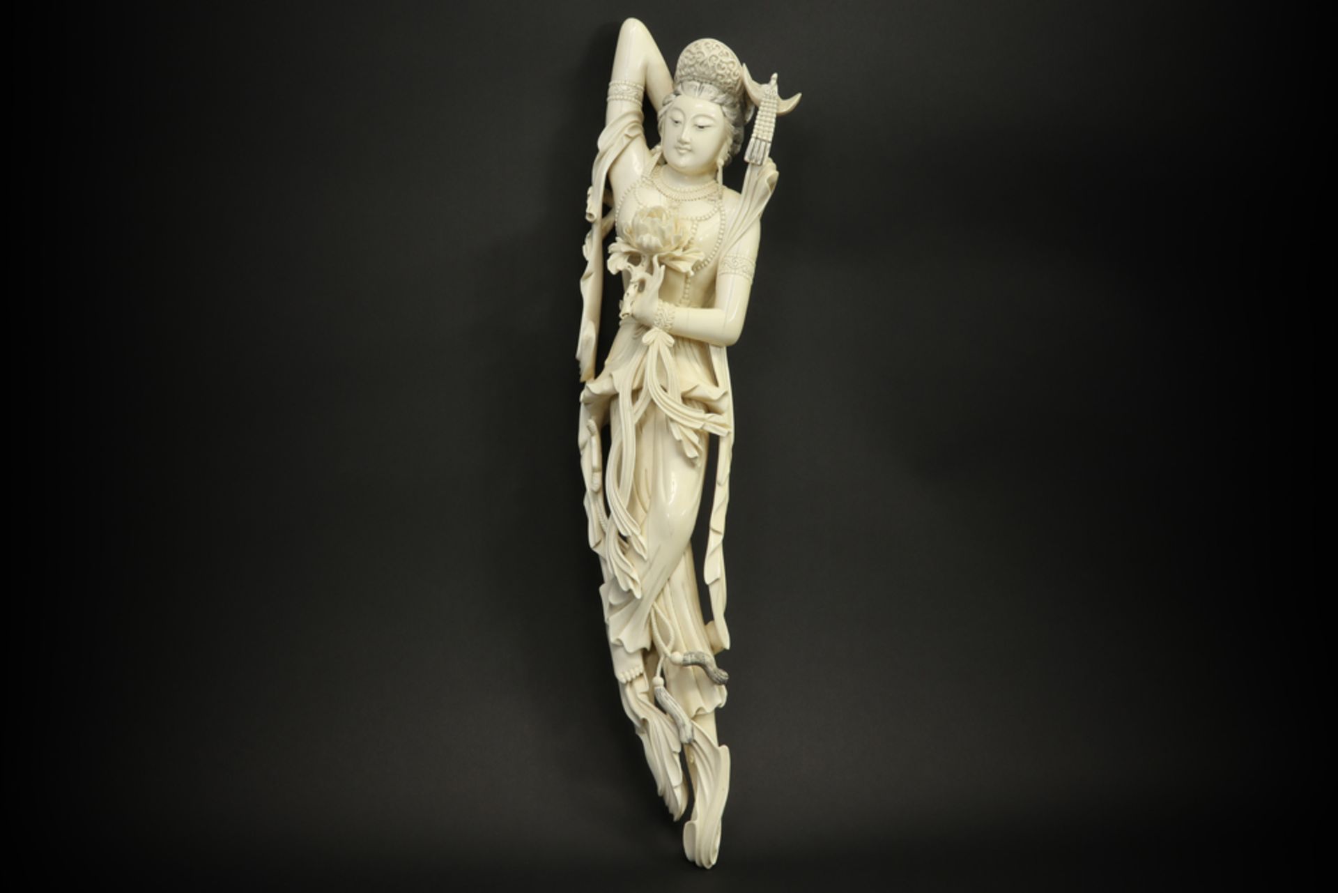 1920/30's Chinese "Reclining Quan Yin" sculpture in ivory on a wooden stand||Oude Chinese - Image 4 of 6