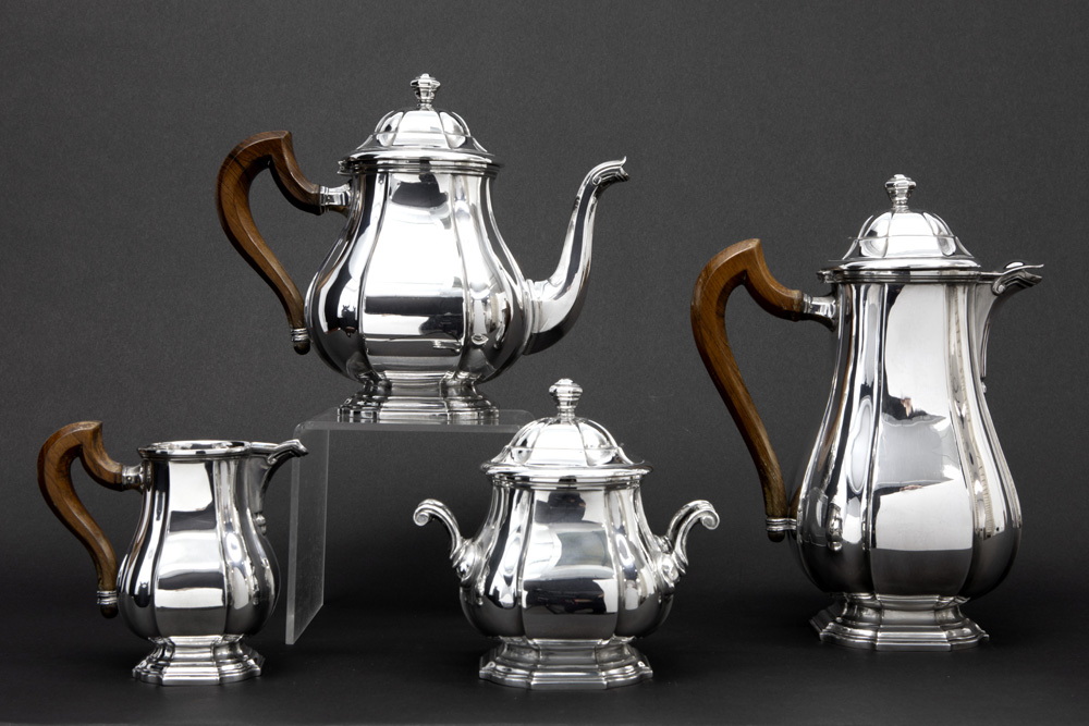 thirties'/forties' Belgian 4pc coffee and teaset in marked silver||Belgisch vierdelig koffie- en