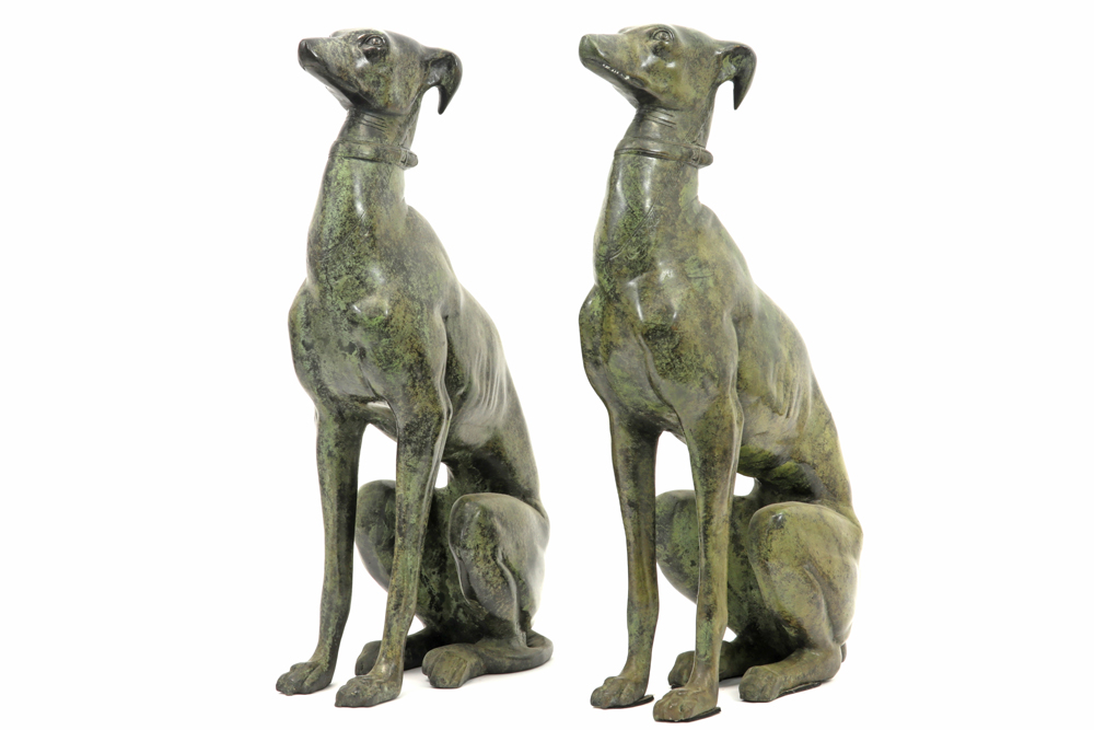 pair of decorative "Sitting dogs" sculptures in bronze with a greenish patina||Paar decoratieve - Image 3 of 5