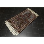 finely knotted "praying rug" Sino Isfaghan in silk on silk with a typical mirhab||Fijngeknoopte Sino