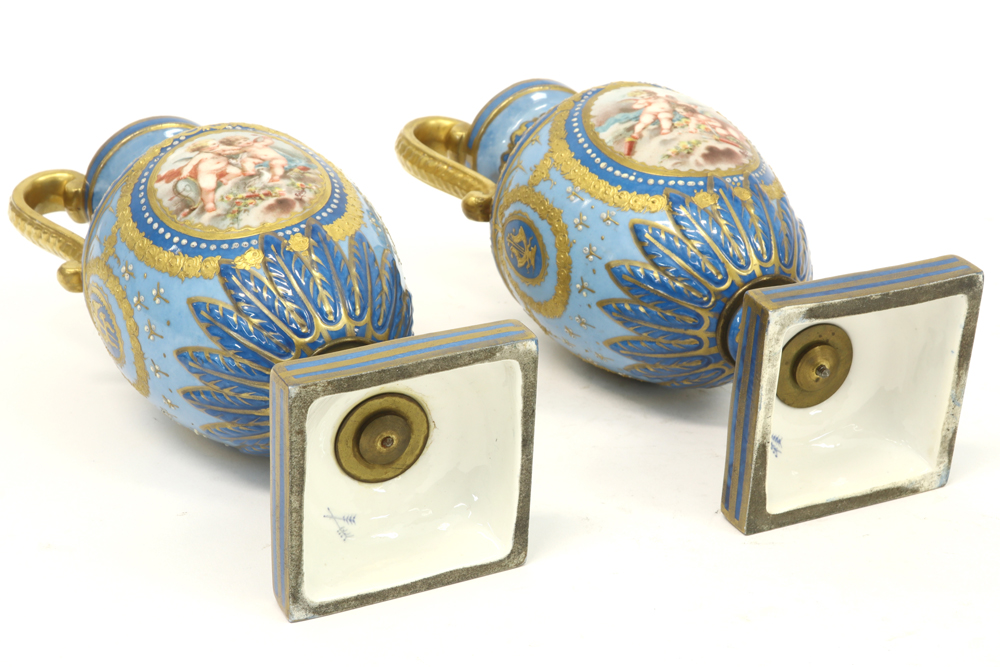 pair of neoclassical vases in marked porcelain||Paar twee-armige neoclassicistische vazen in gemerkt - Image 4 of 6