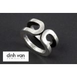 Dinh Van signed ring in marked silver||DINH VAN designring met open bandvorm in gemerkt massief