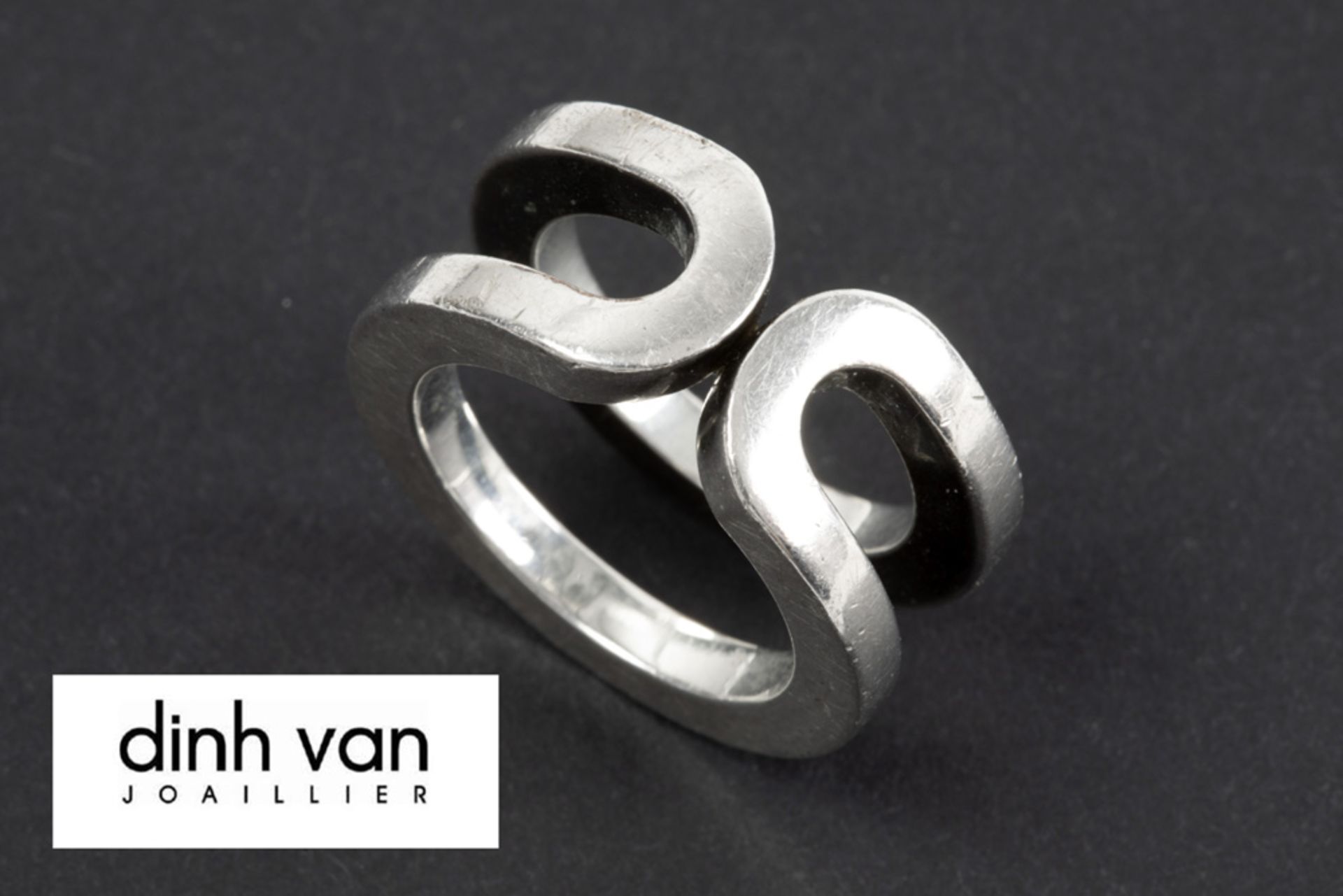 Dinh Van signed ring in marked silver||DINH VAN designring met open bandvorm in gemerkt massief
