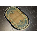 small antique Chinese oval rug from Bejing in wool||Antiek Chinees ovaal tapijt uit Peking met een
