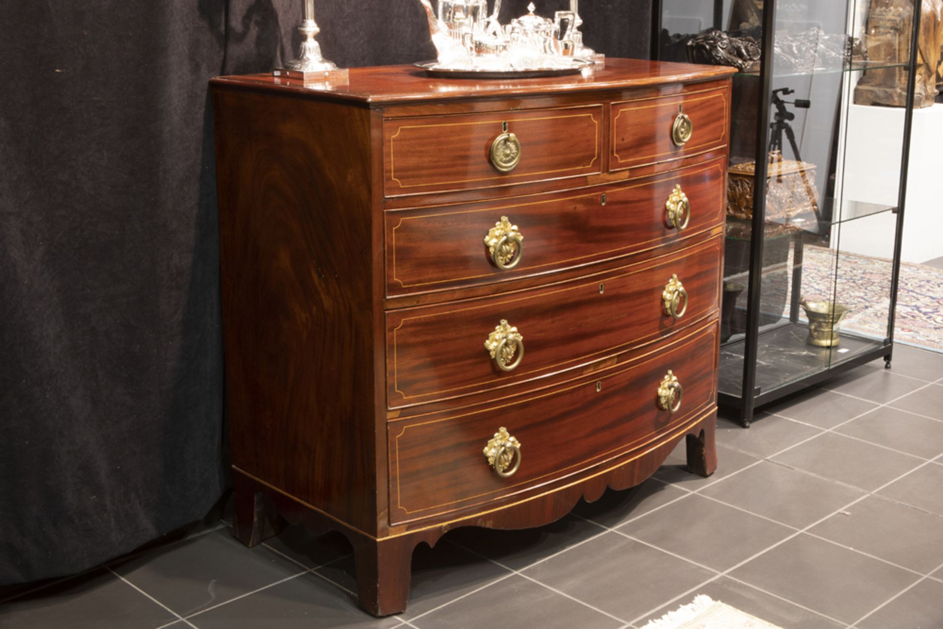 antique English chest of drawers in mahogany with inlaid bands||Mooie antieke Engelse commode met