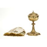 French chalice in marked gilded silver - with its cloth||Franse kelk in massief zilver (deels in