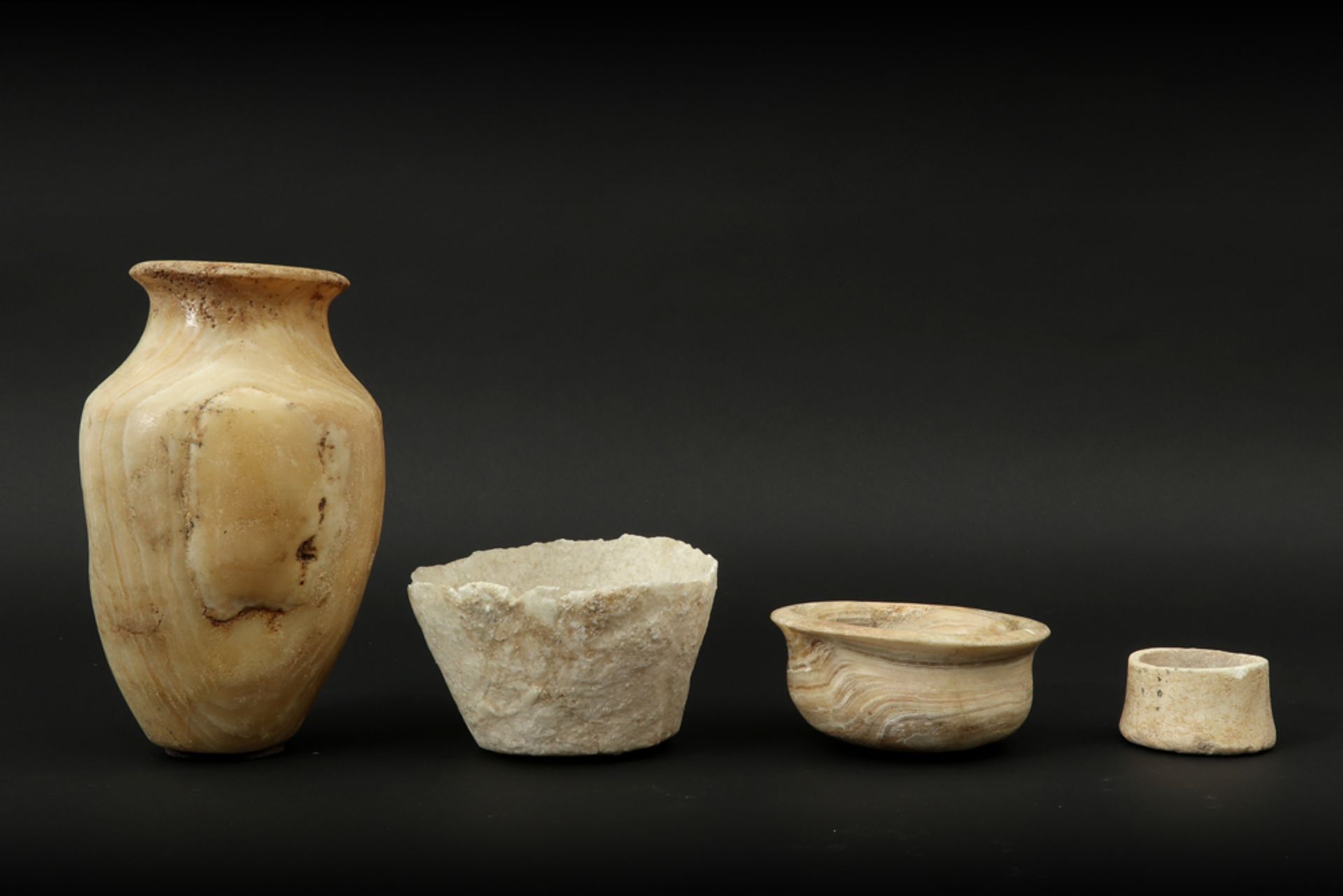 4 Bactrian alabaster vessels||BACTRIË - 2000 tot 800 BC lot van vier stuks vaatwerk in albast -