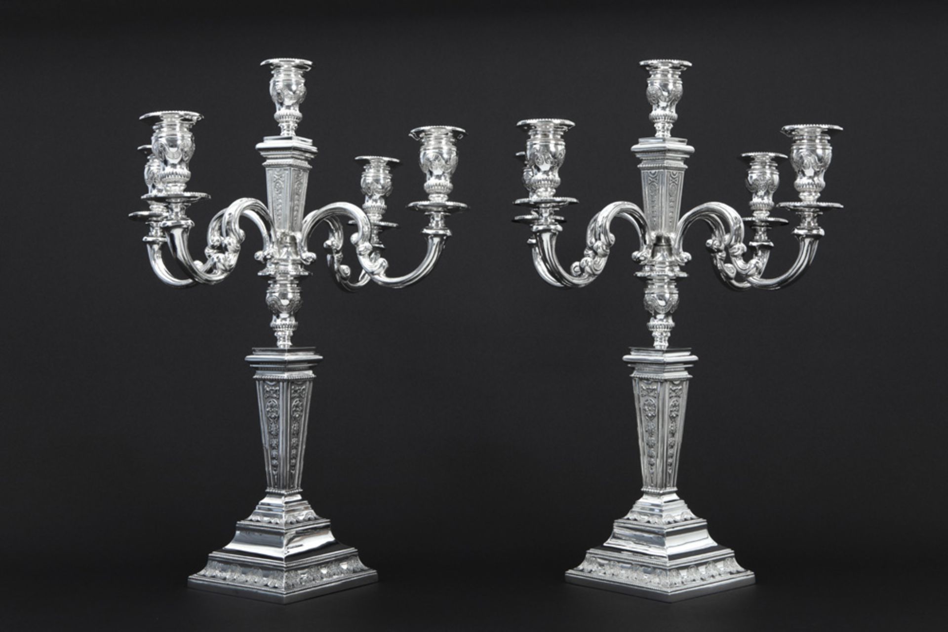 pair of neoclassical candelabras in marked silver||Mooi paar neoclassicistische tafelkandelaars in - Bild 2 aus 5