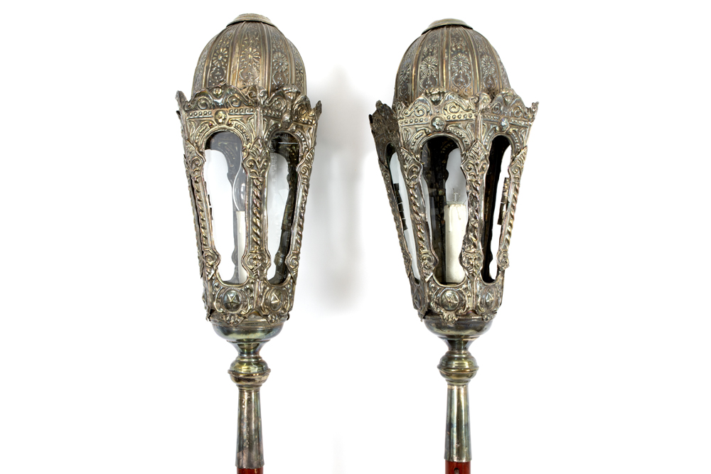 pair of antique procession lamps in "Berlin silver" with a repousse decor - each on a stick||Paar - Bild 2 aus 2