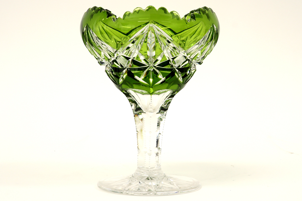 Belgian bowl in crystal VSL||Coupe op voet in deels gekleurd, geslepen kristal Val-St-Lambert -