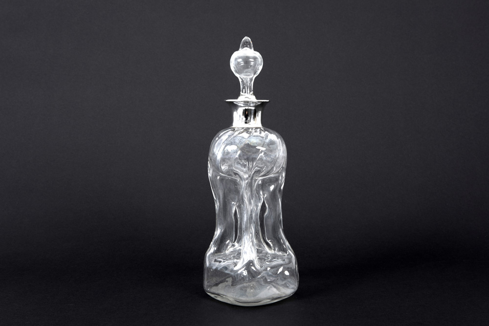 antique English decanter in clear glass with a mounting in marked silver||Antieke Engelse zgn "knijp