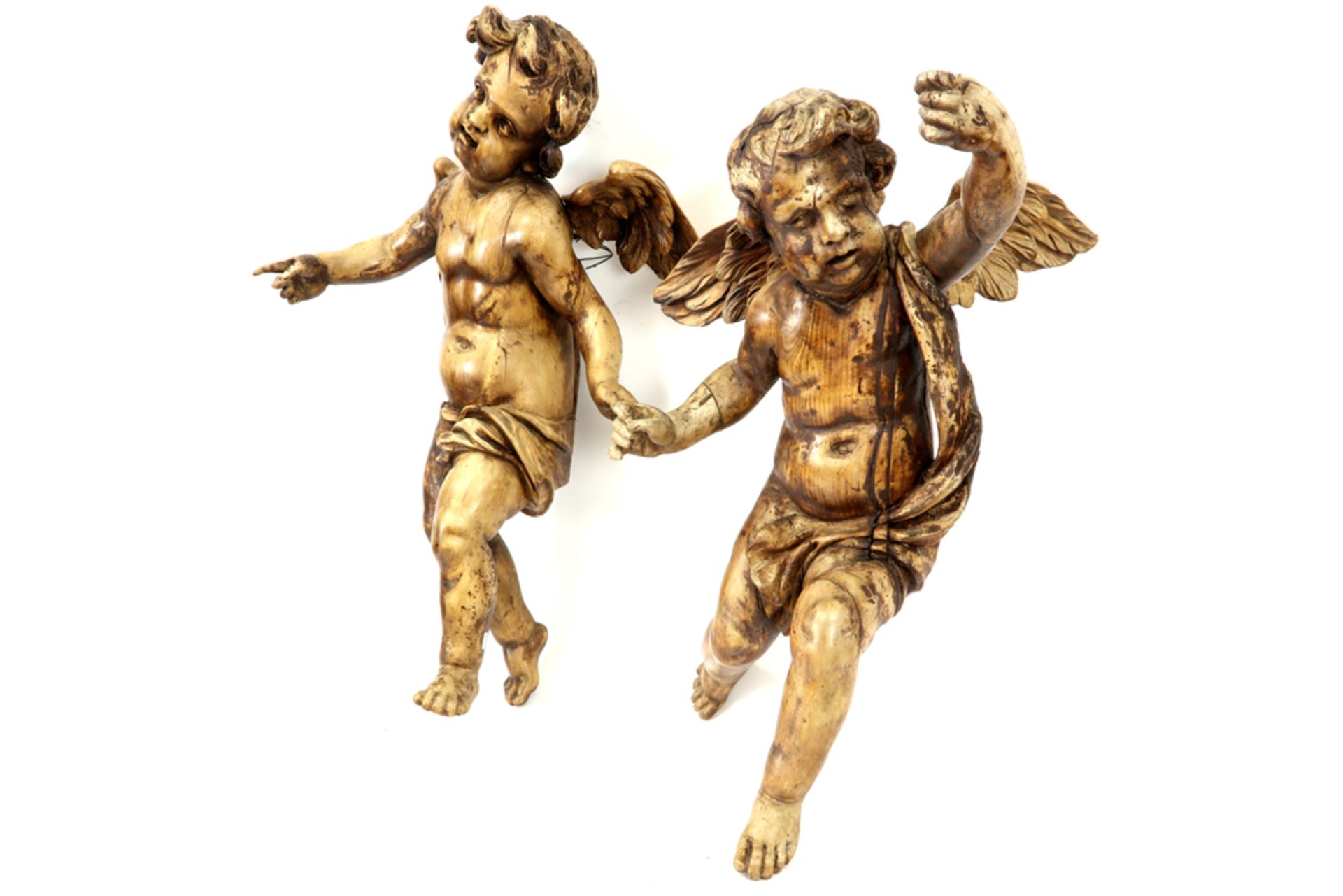 pair of 17th/18th Cent. baroque style cupid sculptures in wood||Paar zeventiende/achttiende eeuwse - Image 3 of 4