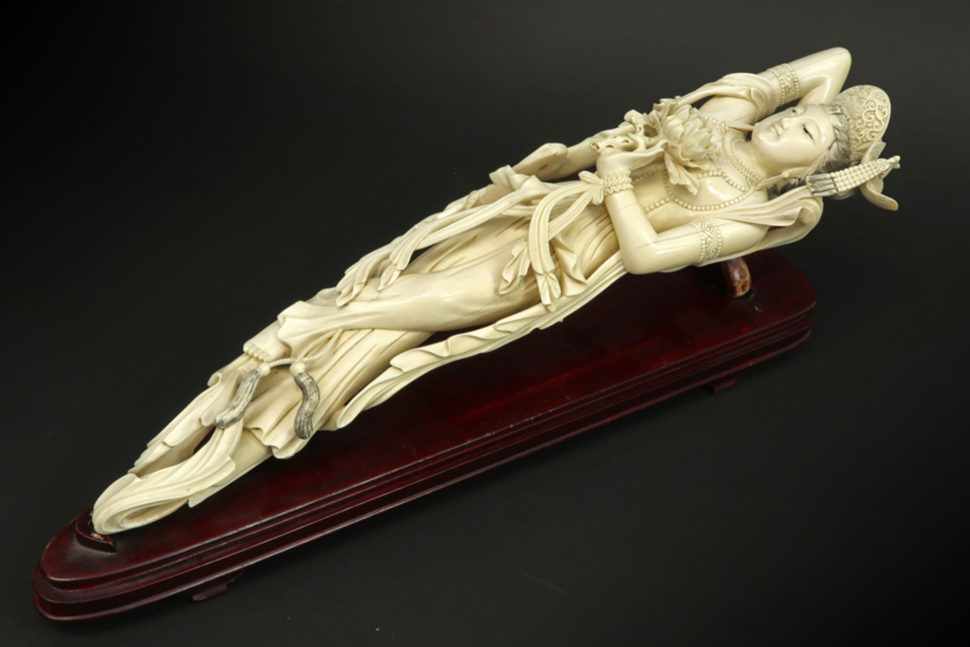 1920/30's Chinese "Reclining Quan Yin" sculpture in ivory on a wooden stand||Oude Chinese