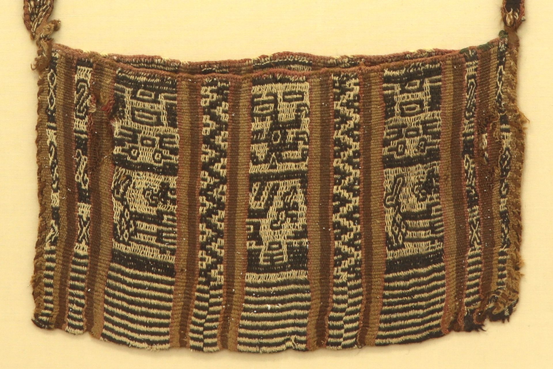 framed Precolombian tomb find : a textile purse||Ingekaderde grafvondst : authentiek - Image 2 of 2