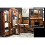 Ebénisterie Kint marked bedroom suite in mahogany||EBENISTERIE KINT slaapkamerensemble van ca 1920