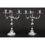 pair of Louis XV style silverplated candelabras||CF paar tafelkandelaars met Lodewijk XV-vorm en -