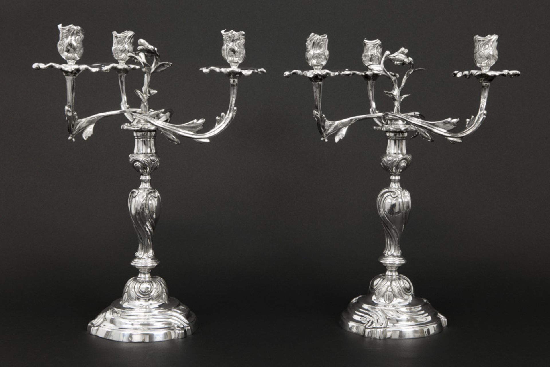 pair of Louis XV style silverplated candelabras||CF paar tafelkandelaars met Lodewijk XV-vorm en -