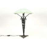 presumably French Art Deco lamp in wrought iron and opalescent crystal-glass||Allicht Franse Art