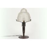 French Art Deco lamp in wrought iron and satinated crystal-glass||Fraaie Franse Art Deco-lamp met