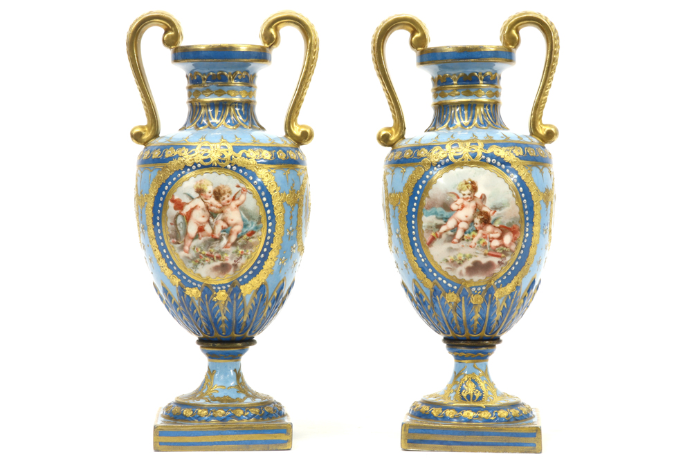 pair of neoclassical vases in marked porcelain||Paar twee-armige neoclassicistische vazen in gemerkt