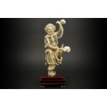 1930/40's Chinese ivory "Drum player" sculpture||Chinese sculptuur in ivoor : "Trommelspeler" -