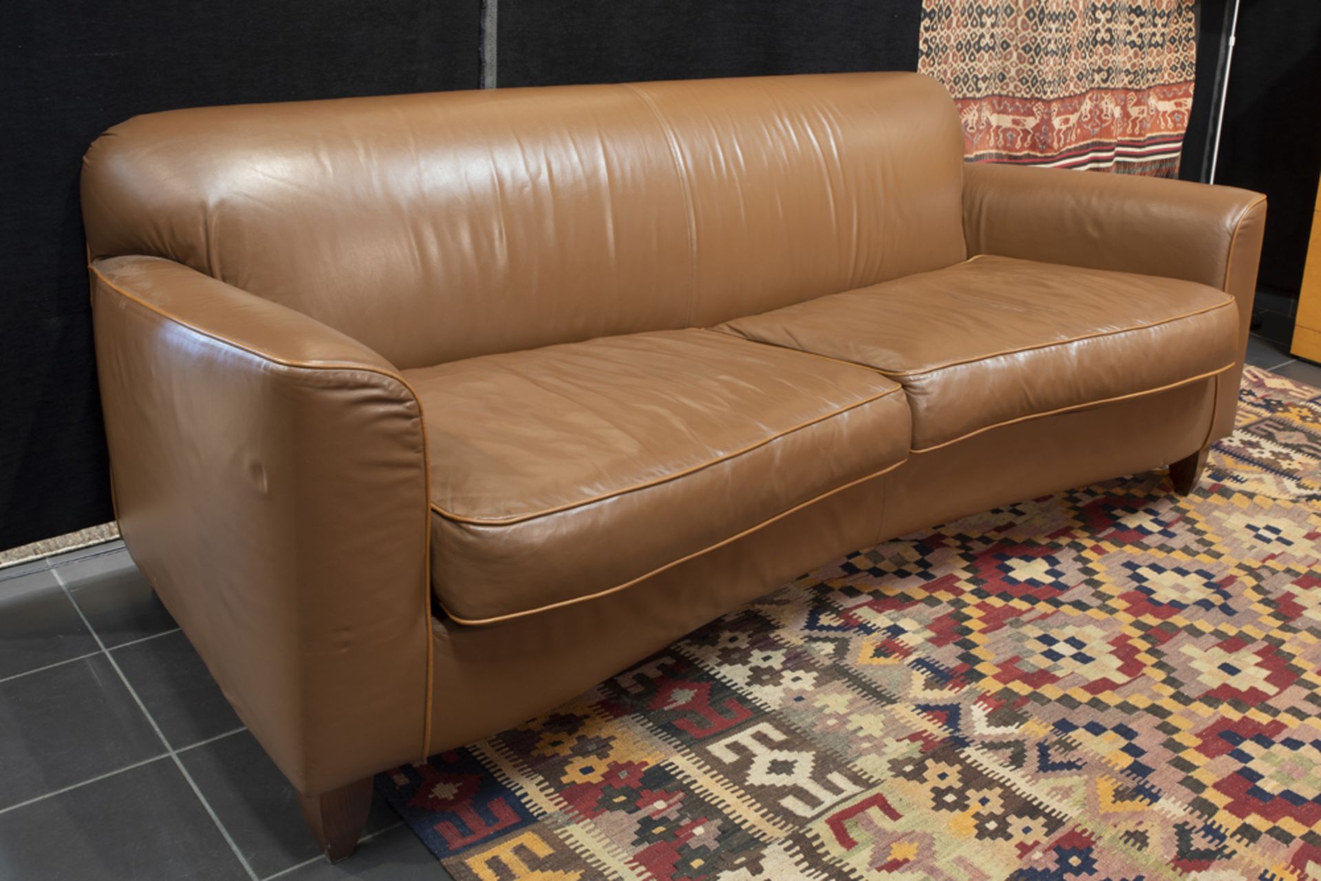 Italian Giorgetti marked set of a leather sofa and a coffeetable with a design by Leon Krier|| - Image 4 of 5