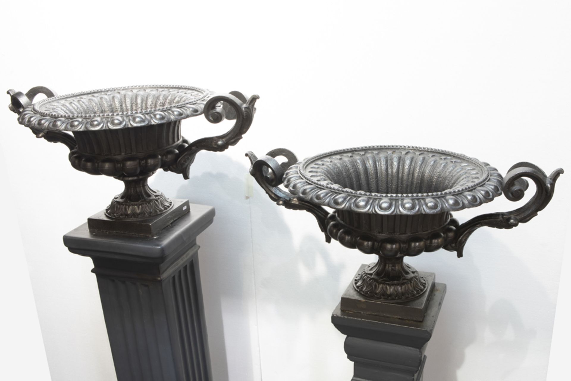 pair of garden urns in cast iron - each on a pedestal||Paar tuinurnes met grepen in gietijzer - - Bild 2 aus 3