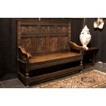 17th/18th Cent. English oak bench with sculpted panels||Zeventiende/achttiende eeuwse Engelse bank