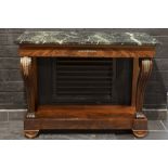19th Cent. console in mahogany with a black marble top||Negentiende eeuwse console met voluutvormige
