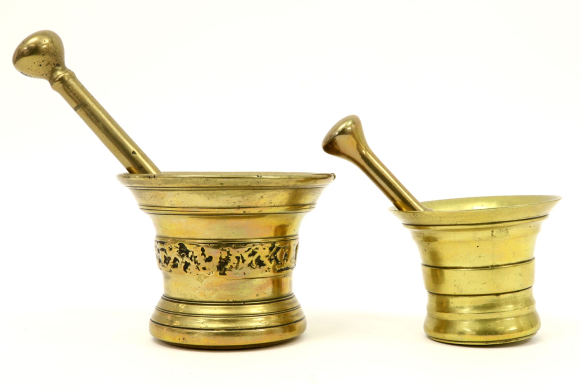 two antique brass mortars, one presumably from the 16th/17th century||Lot van twee antieke