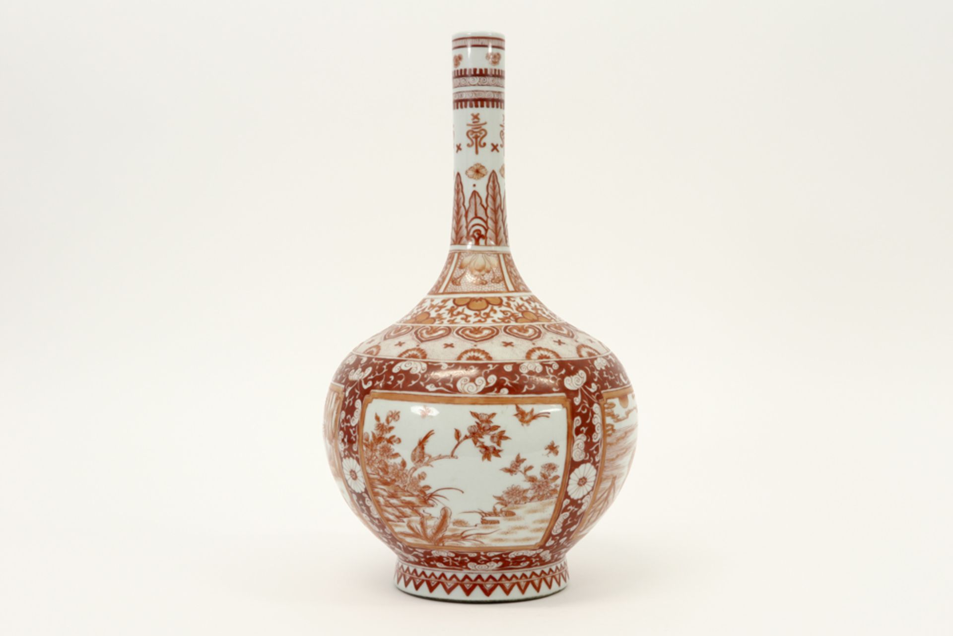 Chinese vase with bottle neck in marked porcelain with a rich decor in sanguine colors including - Bild 2 aus 5