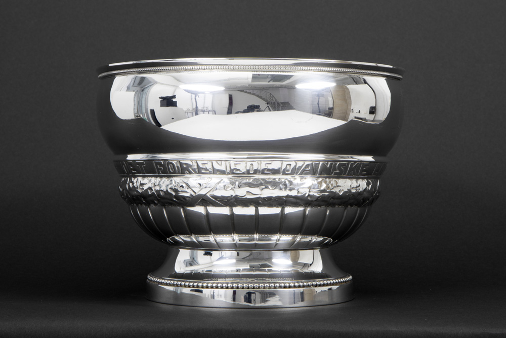 quite big early Art Deco-bowl in marked and August Thomson signed silver, dated 1923||THOMSON AUGUST